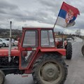Da je ovo normalna zemlja, mi ne bismo ni bili ovde: Reporter Danasa sa poljoprivrednicima na blokadama u Šumadiji (FOTO)