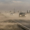 (Видео) Снажан ветар на северу Војводине дигао облаке прашине – путеви као у пустињи! Не седајте за волан ако не морате!