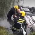 (Video) Izvučeno telo muškarca iz Bečmenske bare! Vatrogasci seku vozilo, a onda... Pogledajte dramatične scene, automobil…