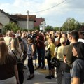 Krcato ispred škole u Mrčajevcima! Brojni meštani došli da pruže podršku dečaku koji je pretrpeo nasilje