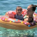 Za majčinsku ljubav ne postoje prepreke! Devojka sa krilima se u velikoj šarenoj gumi kupa sa ćerkom na moru: Emotivan prizor…