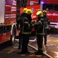 (Foto) Dva balkona i krov zgrade u plamenu, drama u Novom Sadu: Crep padao pa povredio muškarca, tri vatrogasna vozila…
