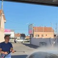 "Pokušao da operem auto, svađao se sa crevom i žetonima" Vučić objavio video iz autoperionice: "Pripreme za kampanju privode…