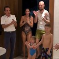 "Naš najveći blagoslov" Zavirite na intimno porodično slavlje našeg bogatog para: U kupaćim kostimima se vesele uz tortu, a…
