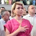Poslanica crnogorskog Parlamenta sa tri prsta na srcu ispratila himnu