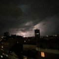 Stravična oluja tutnji Beogradom! Munje paraju nebo, grmi i seva nad celim gradom, vetar nosi sve pred sobom, a u Borči i…