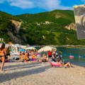 Kupači na plaži u Crnoj Gori pronašli skelet čudnog stvorenja! Odmah se oglasili turisti: "Ne može iz mora da bude zmaj…