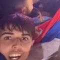 (Video) Ovo je dečko koji je Riti Ori dao srpsku zastavu: Pevačica se ogrnula trobojkom, a on vrisnuo od sreće