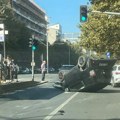 FOTO Neobična nesreća u centru Beograda: Automobil završio na korvu na sred Bulevara kralja Aleksandra