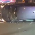 Auto se prevrnuo nasred puta, srča na sve strane Udes na Banovom brdu (VIDEO)