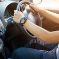 "Fanđo" na Medaku! Uleće u makazice, obilazi s desne strane, a nasilničkom vožnjom umalo i pešaka da pokupi