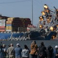 Popravka od dve milijarde dolara duga četiri godine: Teretni brod koji je urušio most u Baltimoru ponovo zaplovio (foto…