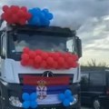 Beograđanin krenuo u prosidbu kamionima u bojama srpske zastave: Društvene mreže se usijale: Svima je ovaj detalj zaparao…
