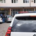 Potresna scena u Kosovskoj Mitrovici: Kurtijeva policija dovozi brutalno uhapšene mladiće, gradom se prolomio aplauz! (video)