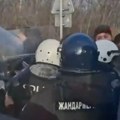 Haos kod Rumenke: Most blokiran; Marinika Tepić u prvim redovima; Sukob opozicionara sa policijom FOTO/VIDEO