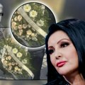 Dragana Mirković poslala venac od ruža i gerbera: Muzička zvezda veče pre sahrane se čula sa Suzanom i uputila joj snažne…