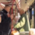 (Video): "Tebe nijesam ništa pitao! Možeš da mi...": Muškarac vređao ženu u autobusu 23, unosio joj se u lice, a onda ga…