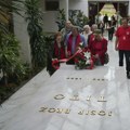 Građani iz Hrvatske, Makedonije i Slovenije odaju poštu Titu: Venci i cveće za doživotnog predsednika SFRJ