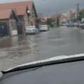 Nebo se otvorilo, lije kao iz kabla - potop na ulicama! Snažno nevreme praćeno pljuskovima, grmljavinom i vetrom se sručilo…
