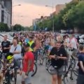 Novosađani ispred Mićinove zgrade: "Ruke su vam krvave" (video)