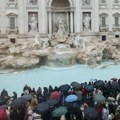 Da biste bacili novčić u rimsku fontanu Di Trevi moraćete da platite 2 evra
