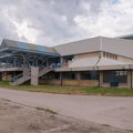 Sa sportske hale u Sečnju padaju delovi sa krova