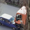 Prednji deo auta zarobljen ispod kamiona: Saobraćajna nesreća u Novom Sadu (foto)