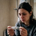 Nemoj da odsustvuješ: Da li se sve više mladih Kragujevčanki plaši trudnoće zbog posla?