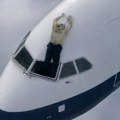 Stjuard držao pilota za noge dok je visio iz aviona: Čudo na nebu o kojem se i danas priča