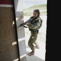 FOTO Fotografija izraelskih vojnikinja koje nasmejane poziraju pored vezanog Palestinca izazvala osude