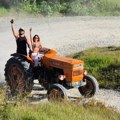 Najveći frajer imao samo 4 devojke, a 12 godina starija ga tukla zbog srpske snaje: Sada s mlađom luduje na traktoru