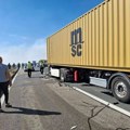 Haos nakon sudara 9 vozila u Sremu, gust dim i komadići paljevine otežavaju sve: Detalji teške nesreće, troje povređeno (video)…