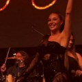 Ceca izašla pred 5.000 ljudi u Berlinu, svi joj skandirali! Ona u crnoj čipki pokazala isklesano telo