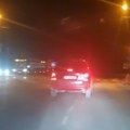 Vozači u Kaluđerici pretrnu od straha kada ga vide Sedi nasred puta s prekrštenom nogom (foto)