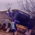 Autobus sleteo sa puta u okolini Leskovca, udario u banderu pa meštane ostavio bez struje