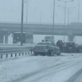 Prvi snimci s puta kod isključenja Šabac-Ruma: Džumbus na drumu, kamion sleteo s puta, automobili izudarani (video)
