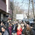 "Ne znam dokle ćemo moći ovako": Studenti i mladi čekaju u redovima na stipendije ispred Poštanske štedionice u Severnoj…