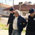 (Foto, video) otac ubice Danke Ilić u tužilaštvu: Izveden iz marice sa lisicama na rukama, drže ga dvojica policajaca