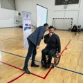 Srdić na ličnom primeru poručio maturantima u Leskovcu da kupuju odelo a ne invalidska kolica