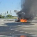 (Foto) "Buktinja je potpuno zahvatila mercedes": Na naplatnoj rampi kod Inđije zapalio se automobil u pokretu