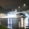 Oluje koje mogu da dovedu do tornada pogodile Čikago, jedna osoba stradala