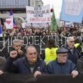 AP: Srbi skandiraju - Zaslužujemo bolje, dok antikorupcijski protest pojačava pritisak na Vučića