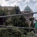 Oko Skupštine postavljena metalna ograda, uklonjen deo belih šatora