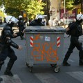 Жандармерија у опреми за разбијање демонстрација померила грађане и студенте на блокади код Правног факултета