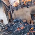 Gore kuće u Slavniku kod Bojnika, pola sela pod vatrom, predsednik opštine među pogođenima – VIDEO