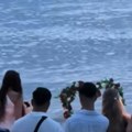 "Šta će čovek, niko mu nije rekao": Mladić odlučio da zaprosi devojku, ali ovo nije očekivao: Hit video sa plaže pogledalo 11…