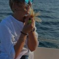 Voditeljka RTS uhvaćena na jahti Noge u prvom planu, u petoj deceniji svaki mišić se ocrtava