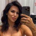 Kaja Ostojić izbacila grudi: Pevačica obukla kratku haljinu u kojoj joj dekolte puca, sve zabeležila kamerom