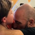 Posle teškog moždanog udara, lekari su ga otpisali, a onda je njegov osmogodišnji sin uradio nešto neverovatno - snimak…