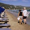 Neobičan prizor na grčkoj plaži: Šetači uživali u mirnom moru, pa ostali u čudu! Ovo niko nije očekivao.